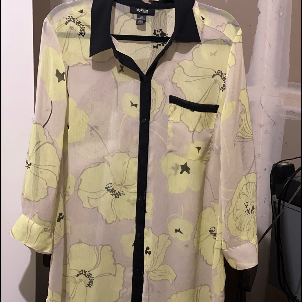 Beautiful flowy blouse
